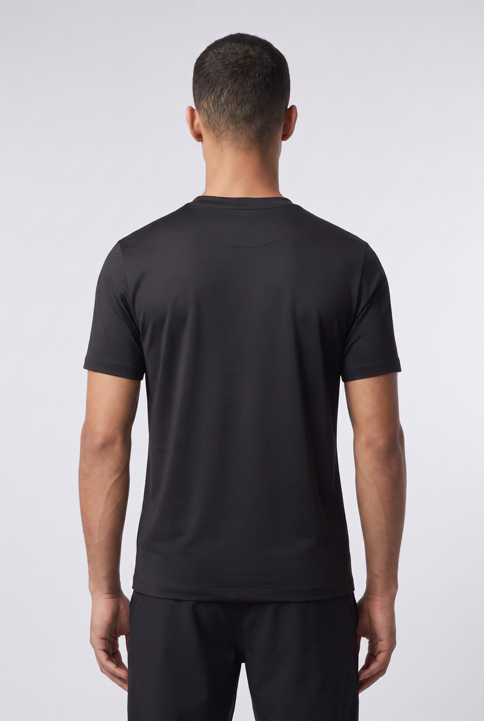 T-Shirt Shiny noir MONVALERE vu de dos : coupe arriere et tombee du vetement