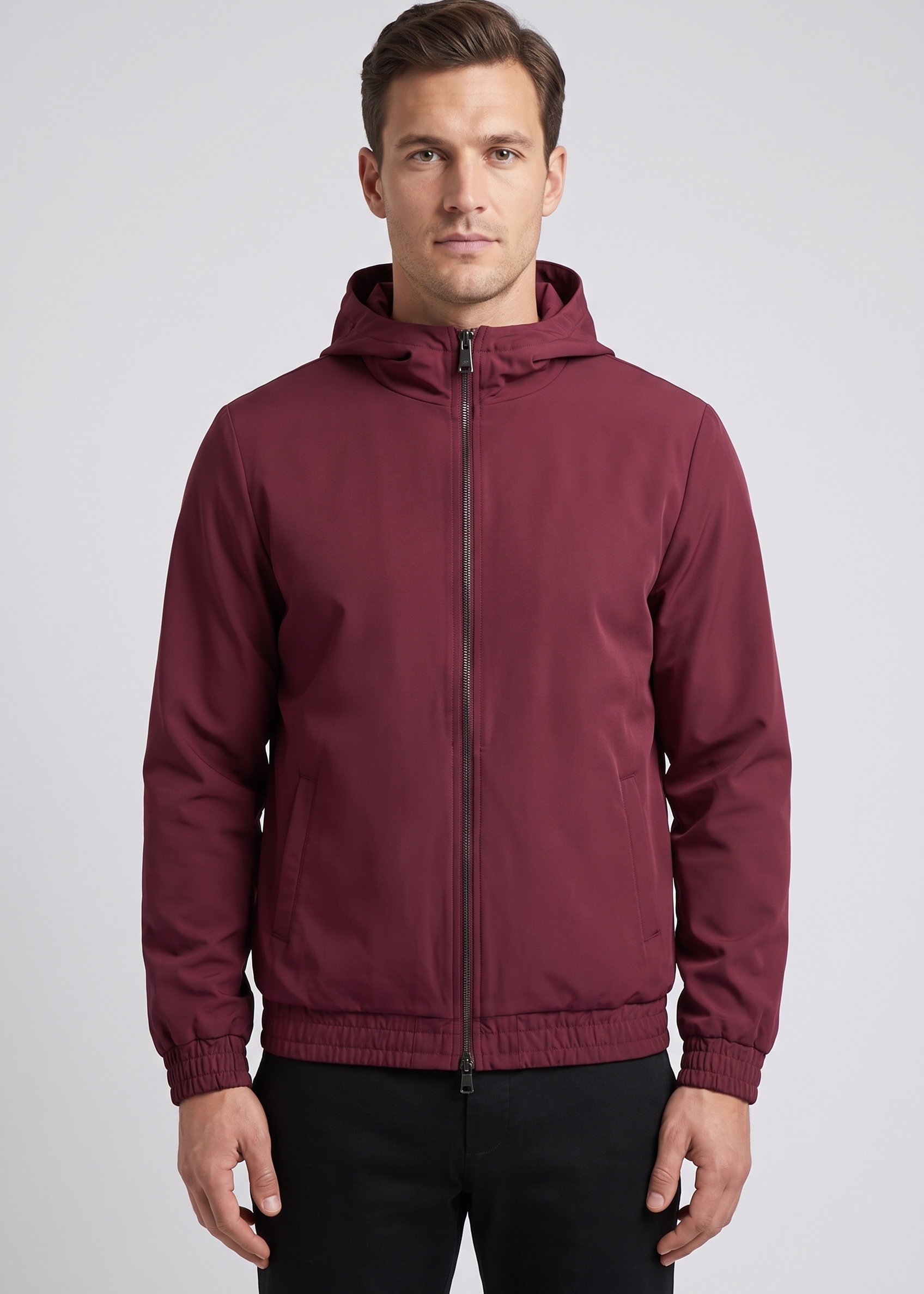 Homme portant la veste a capuche bordeaux MONVALERE, vue de face, cadrage mi-cuisse, fond studio gris clair
