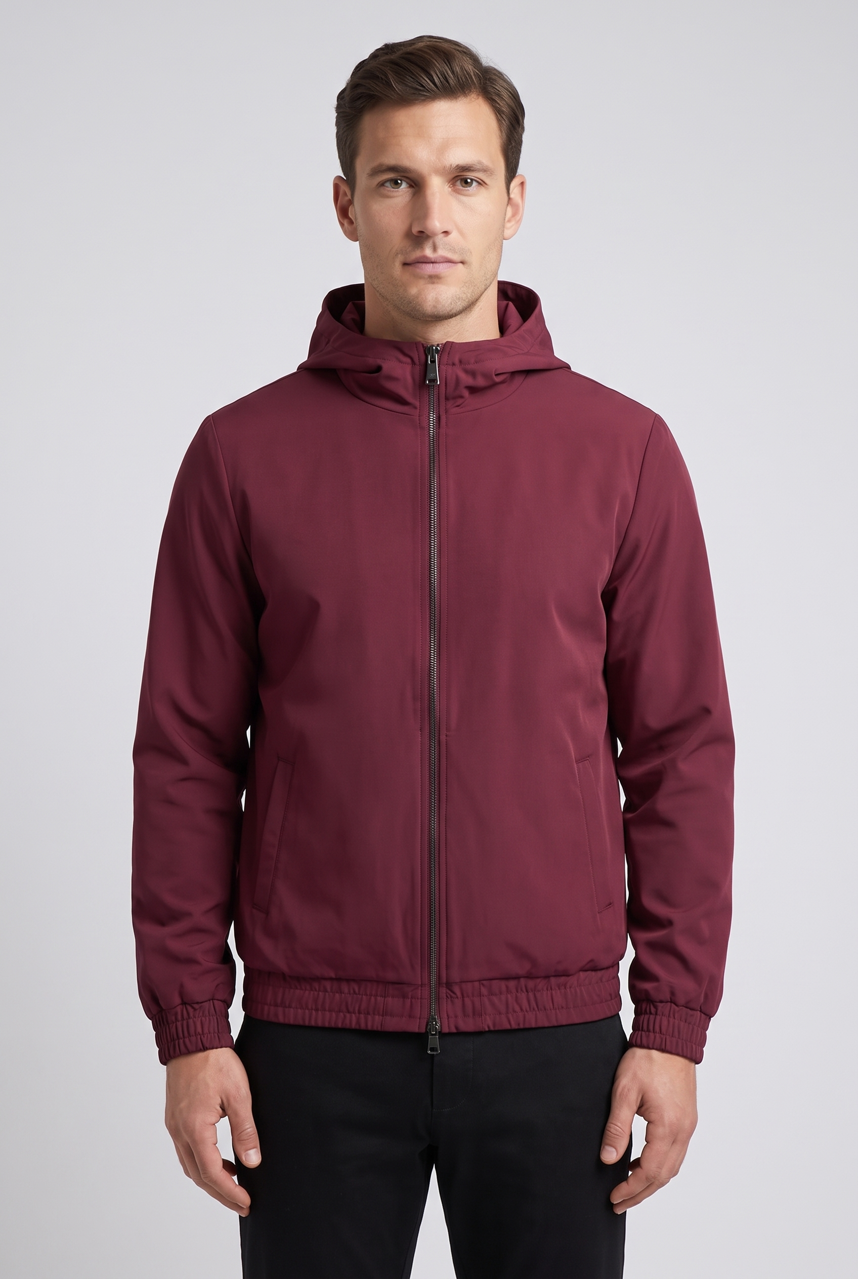 Homme portant la veste a capuche bordeaux MONVALERE, vue de face, cadrage mi-cuisse, fond studio gris clair
