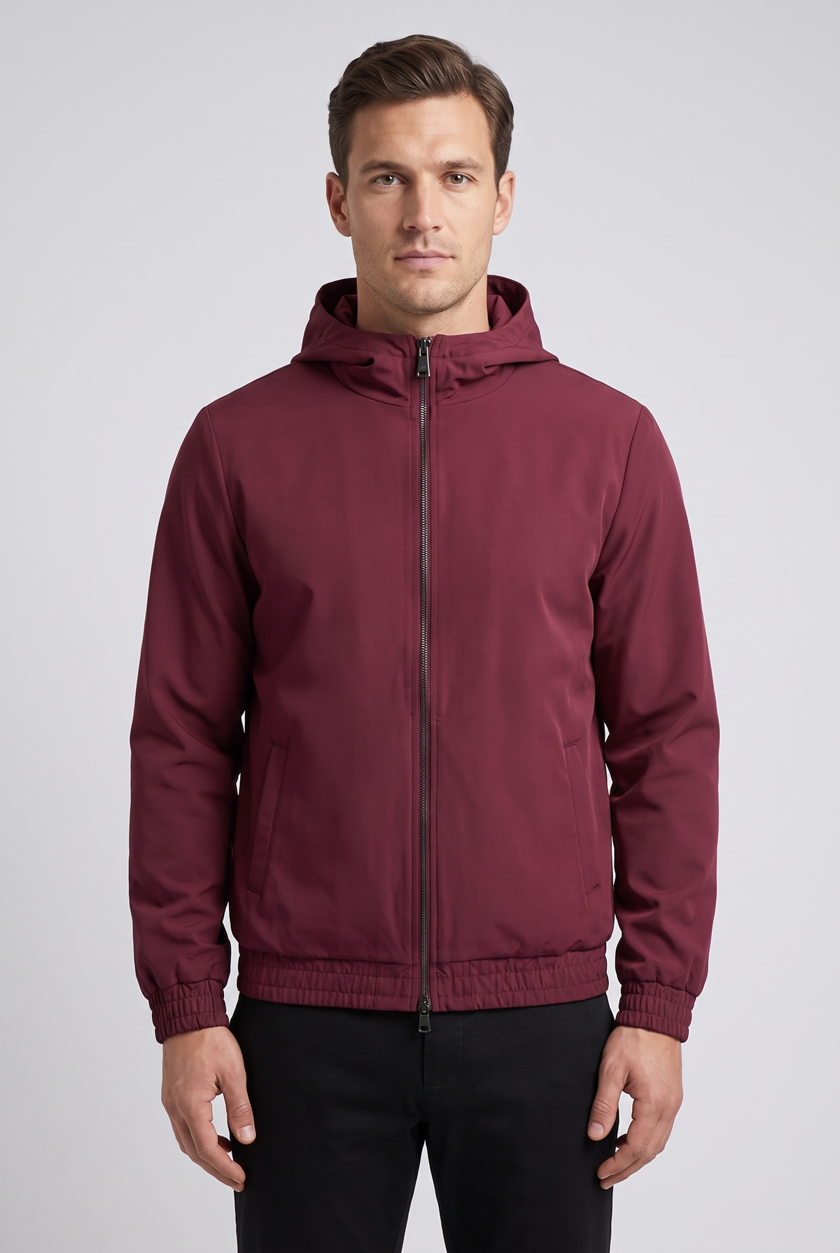 Homme portant la veste a capuche bordeaux MONVALERE, vue de face, cadrage mi-cuisse, fond studio gris clair