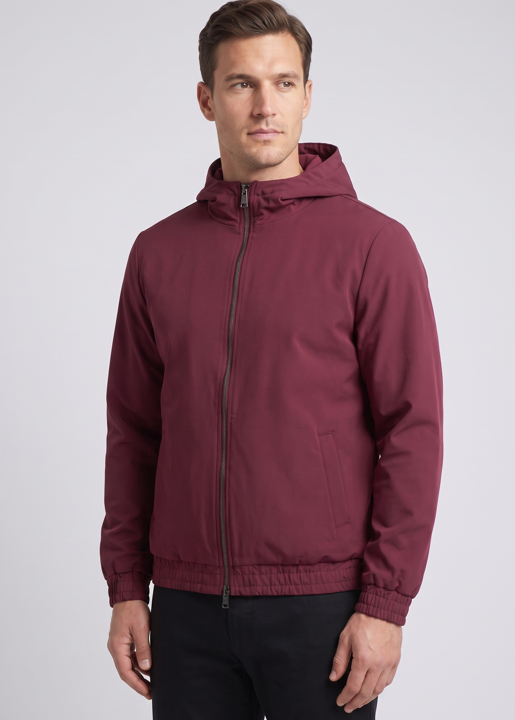 Detail de la veste a capuche bordeaux MONVALERE : zip gunmetal, capuche et poche laterale, vue trois-quarts