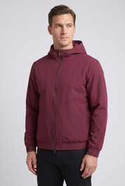 Detail de la veste a capuche bordeaux MONVALERE : zip gunmetal, capuche et poche laterale, vue trois-quarts