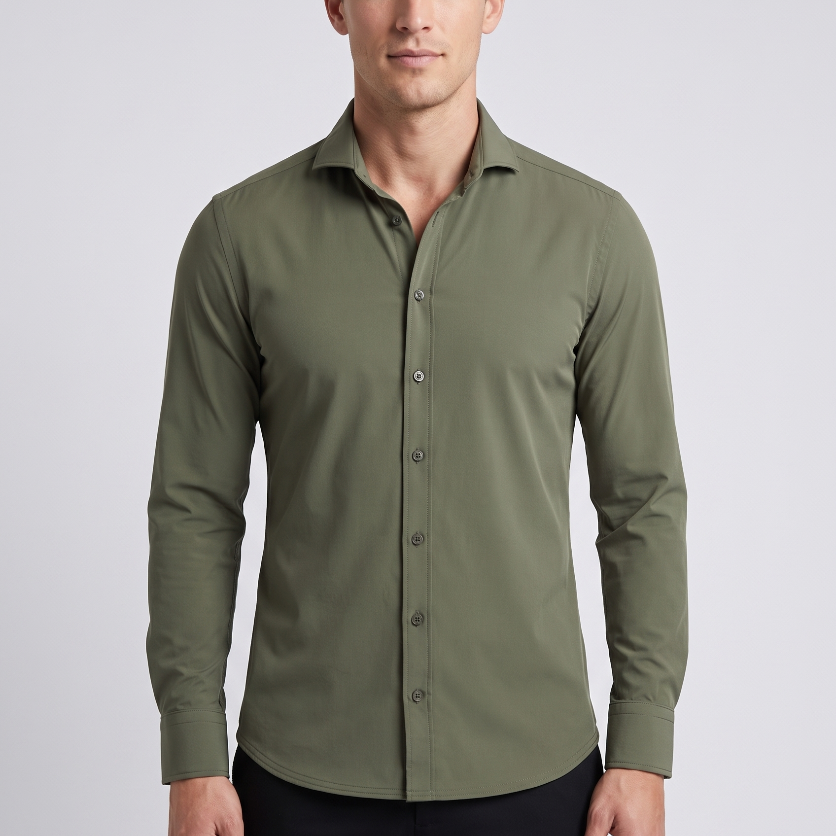 Homme portant la chemise vert kaki MONVALERE, vue de face, cadrage mi-cuisse, fond studio gris clair