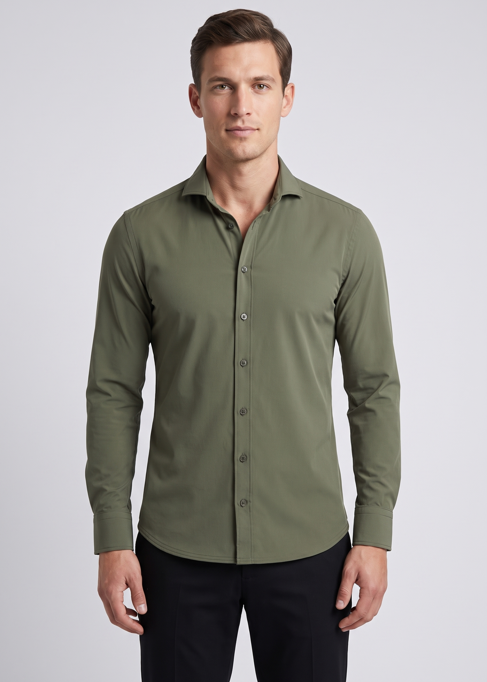Homme portant la chemise vert kaki MONVALERE, vue de face, cadrage mi-cuisse, fond studio gris clair