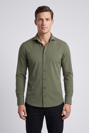 Homme portant la chemise vert kaki MONVALERE, vue de face, cadrage mi-cuisse, fond studio gris clair
