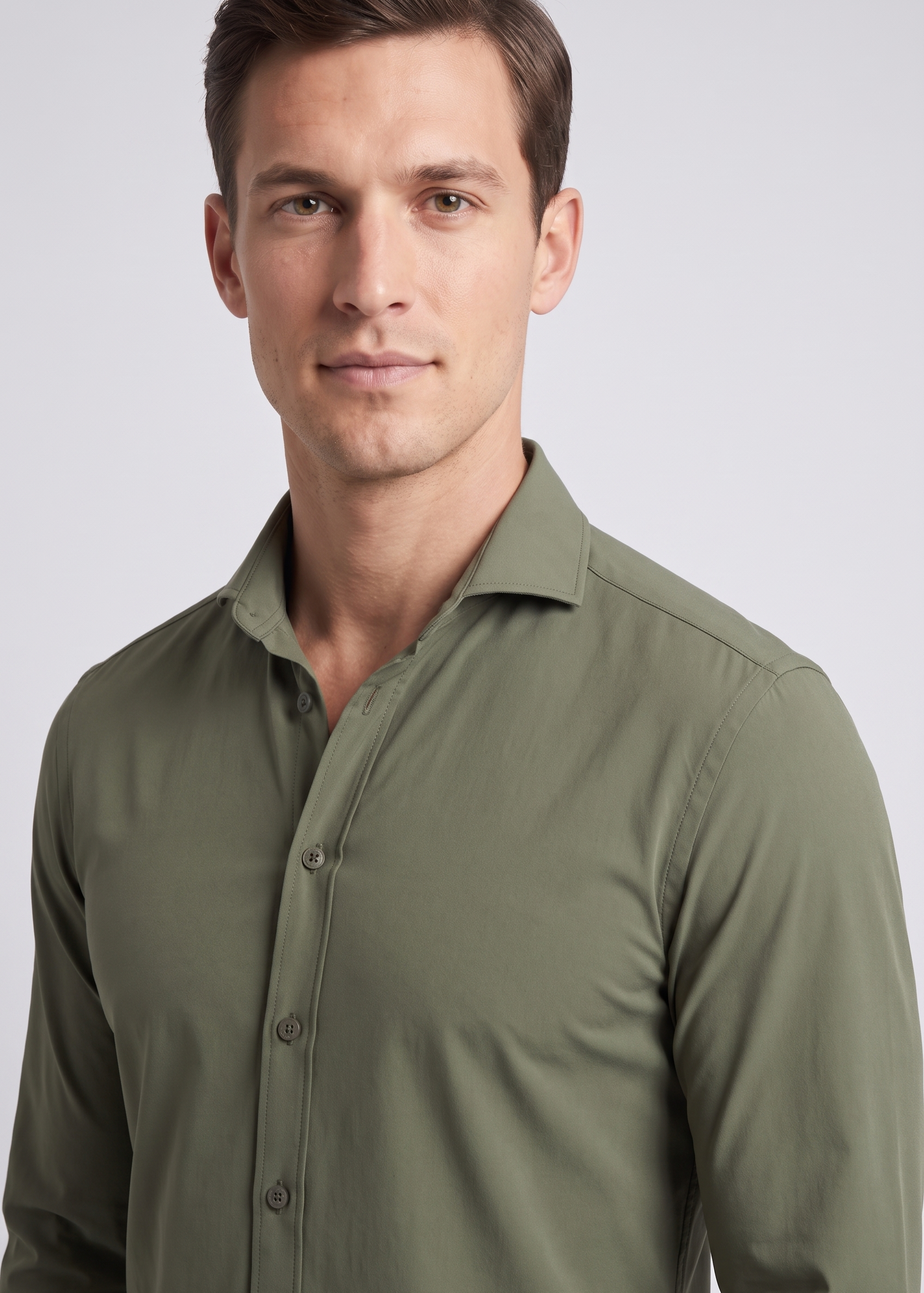 Detail de la chemise vert kaki MONVALERE : col italien, patte de boutonnage et boutons ton sur ton, vue trois-quarts