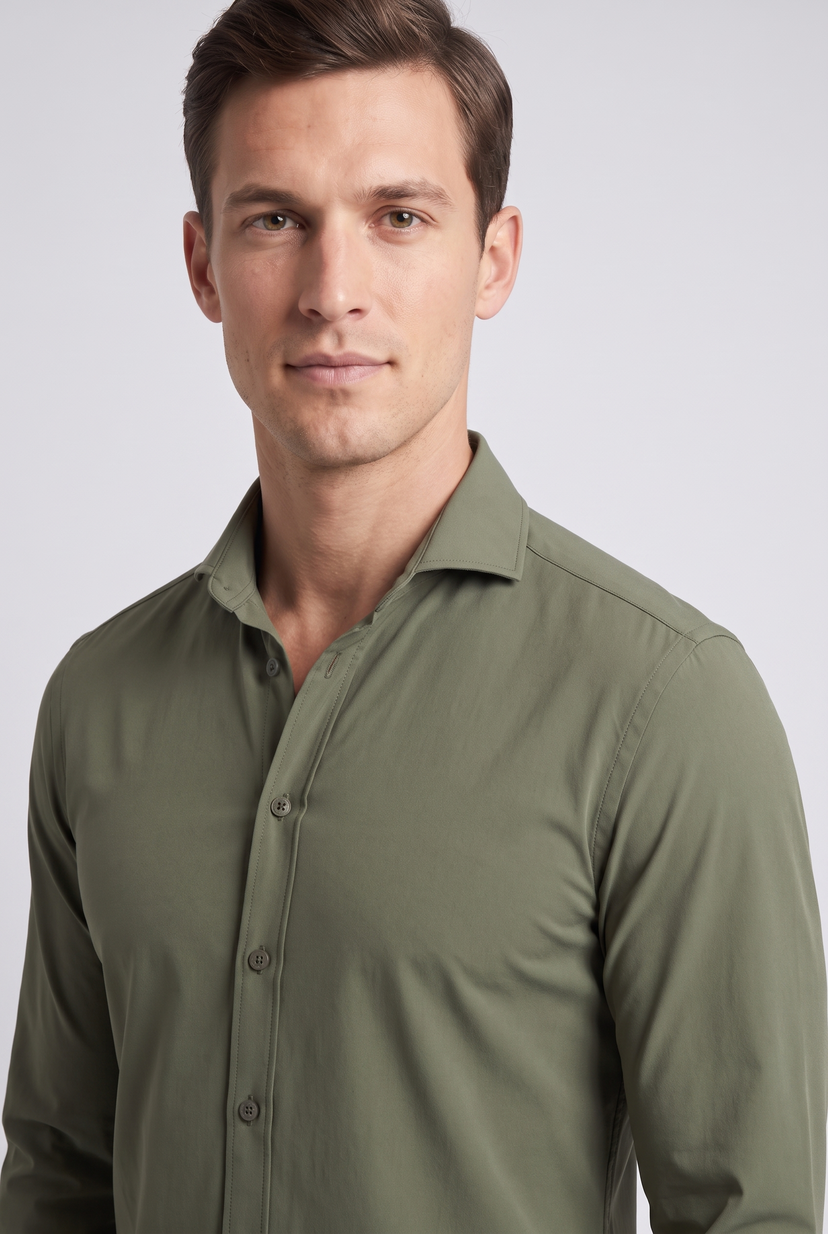 Detail de la chemise vert kaki MONVALERE : col italien, patte de boutonnage et boutons ton sur ton, vue trois-quarts