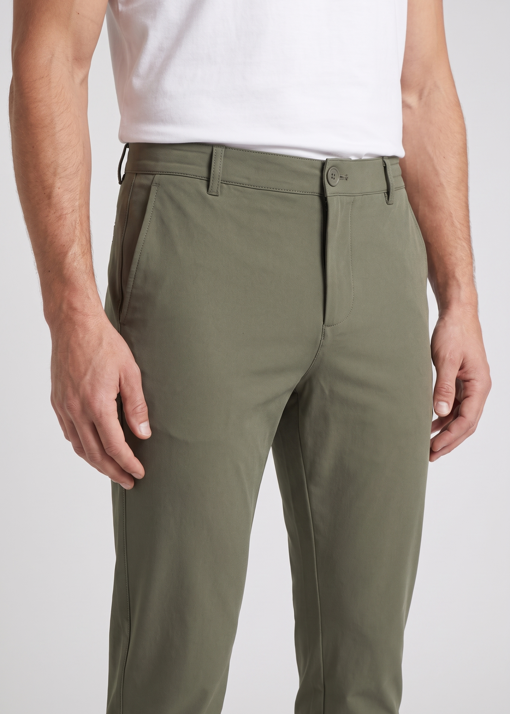 Detail du chino vert kaki MONVALERE : ceinture a passants, bouton, braguette zippee et entree de poche