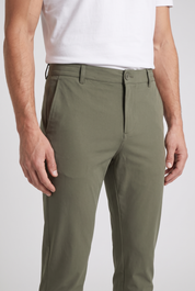 Detail du chino vert kaki MONVALERE : ceinture a passants, bouton, braguette zippee et entree de poche