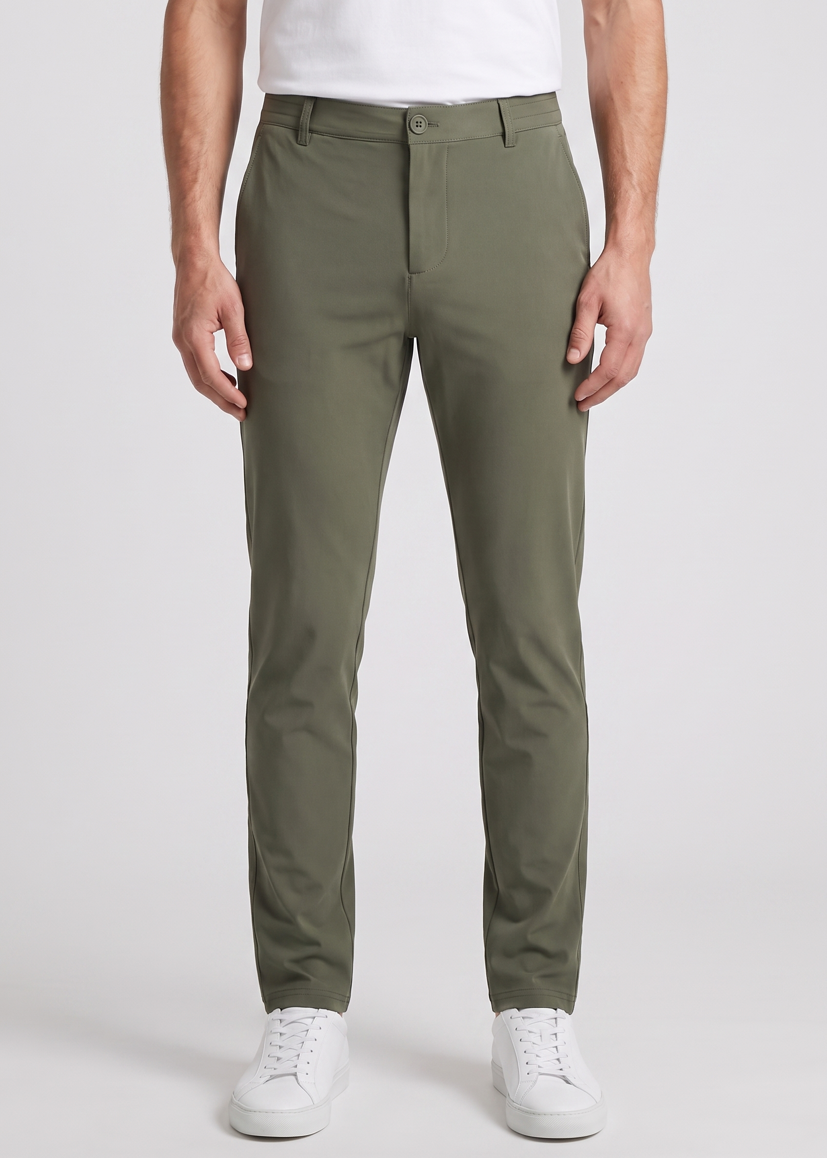 Chino vert kaki armee MONVALERE porte, vue de face, cadrage taille aux pieds, fond studio gris clair