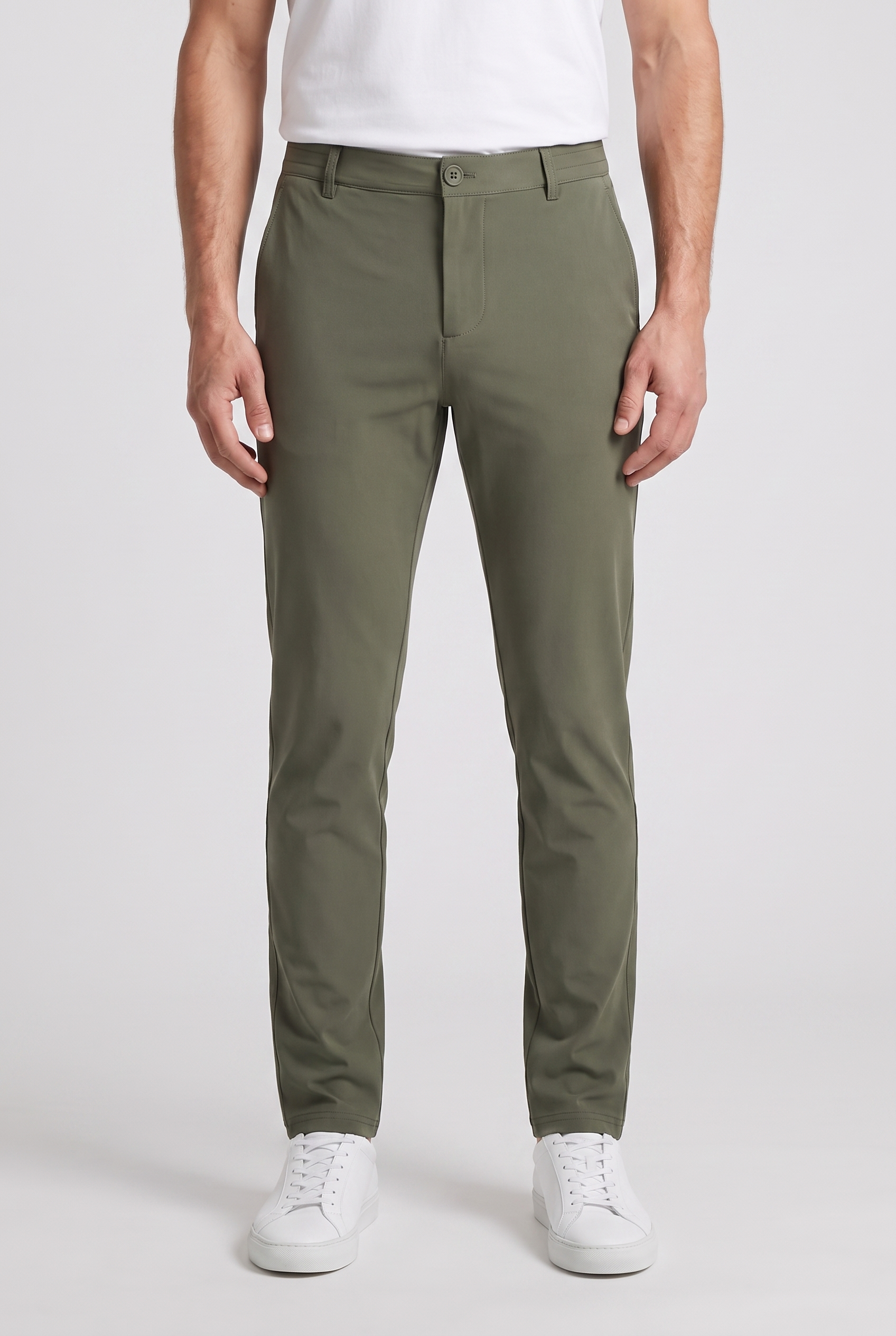 Chino vert kaki armee MONVALERE porte, vue de face, cadrage taille aux pieds, fond studio gris clair