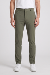 Chino vert kaki armee MONVALERE porte, vue de face, cadrage taille aux pieds, fond studio gris clair