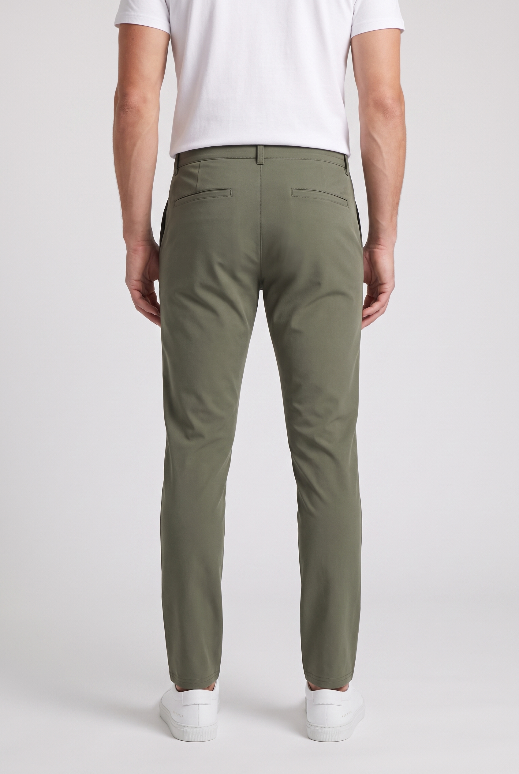 Chino vert kaki MONVALERE vu de dos, cadrage taille aux pieds : poches passepoilees et tombee du pantalon