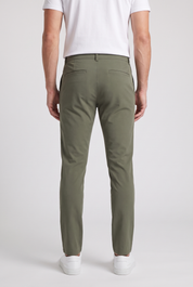 Chino vert kaki MONVALERE vu de dos, cadrage taille aux pieds : poches passepoilees et tombee du pantalon