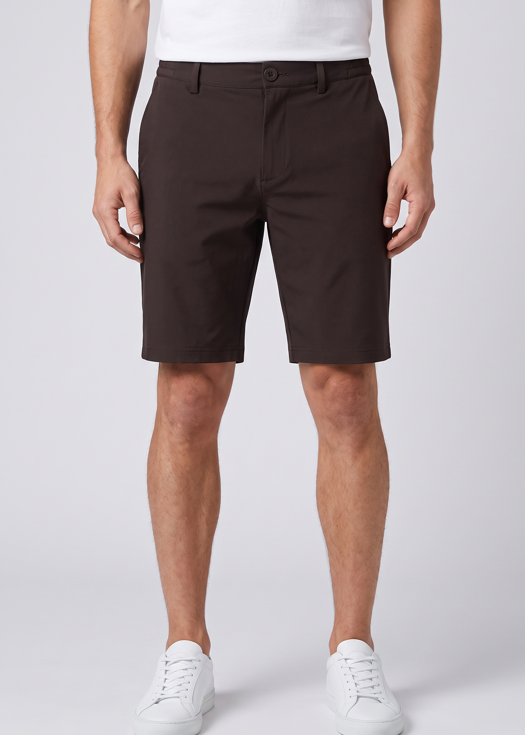 Bermuda brun espresso MONVALERE porte, vue de face, cadrage taille aux pieds, fond studio gris clair