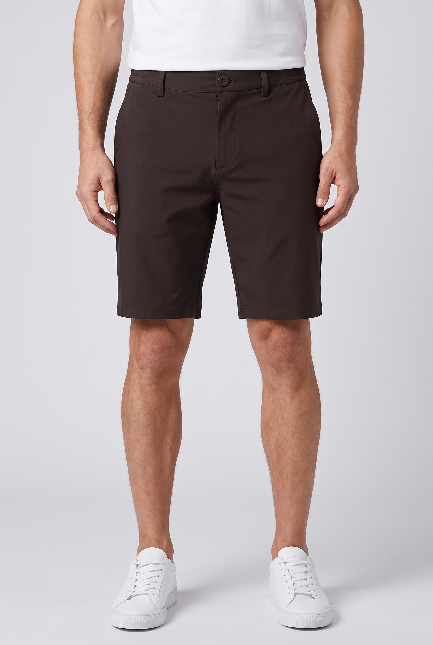 Bermuda brun espresso MONVALERE porte, vue de face, cadrage taille aux pieds, fond studio gris clair