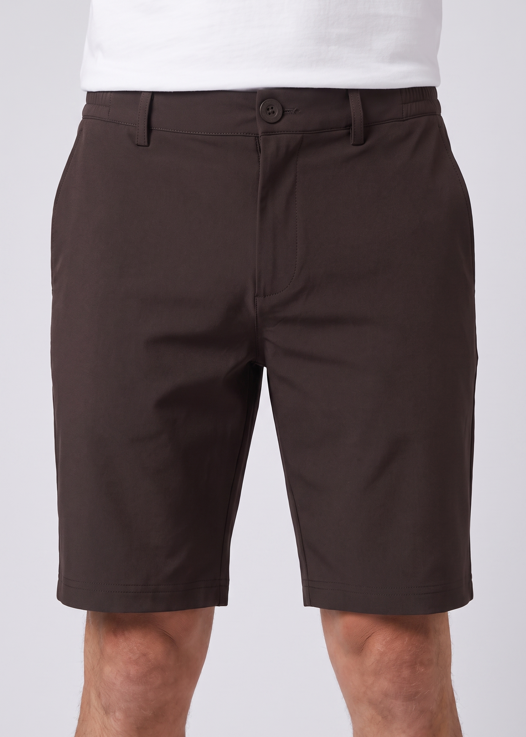 Detail du bermuda brun espresso MONVALERE : ceinture a passants, bouton, braguette zippee et entree de poche