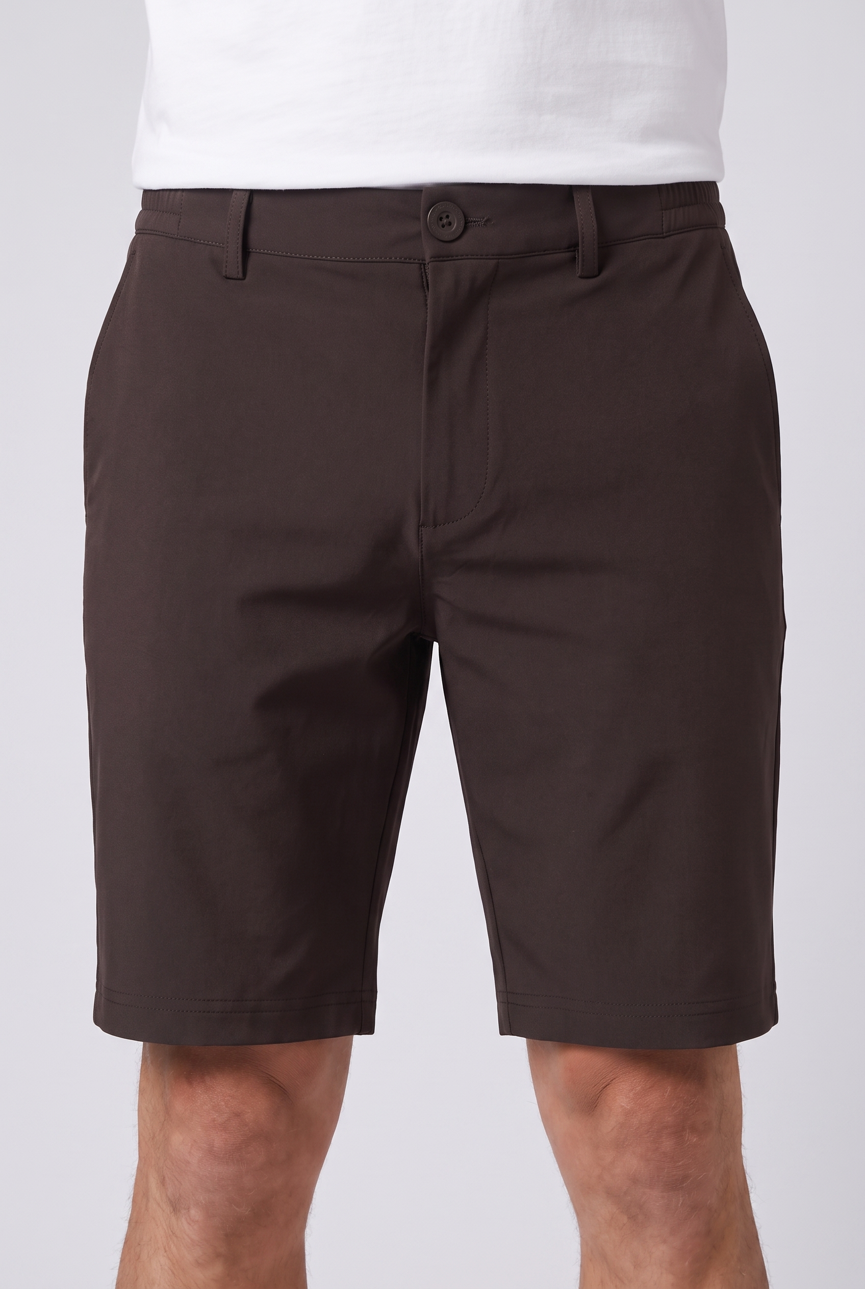 Detail du bermuda brun espresso MONVALERE : ceinture a passants, bouton, braguette zippee et entree de poche