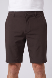 Detail du bermuda brun espresso MONVALERE : ceinture a passants, bouton, braguette zippee et entree de poche