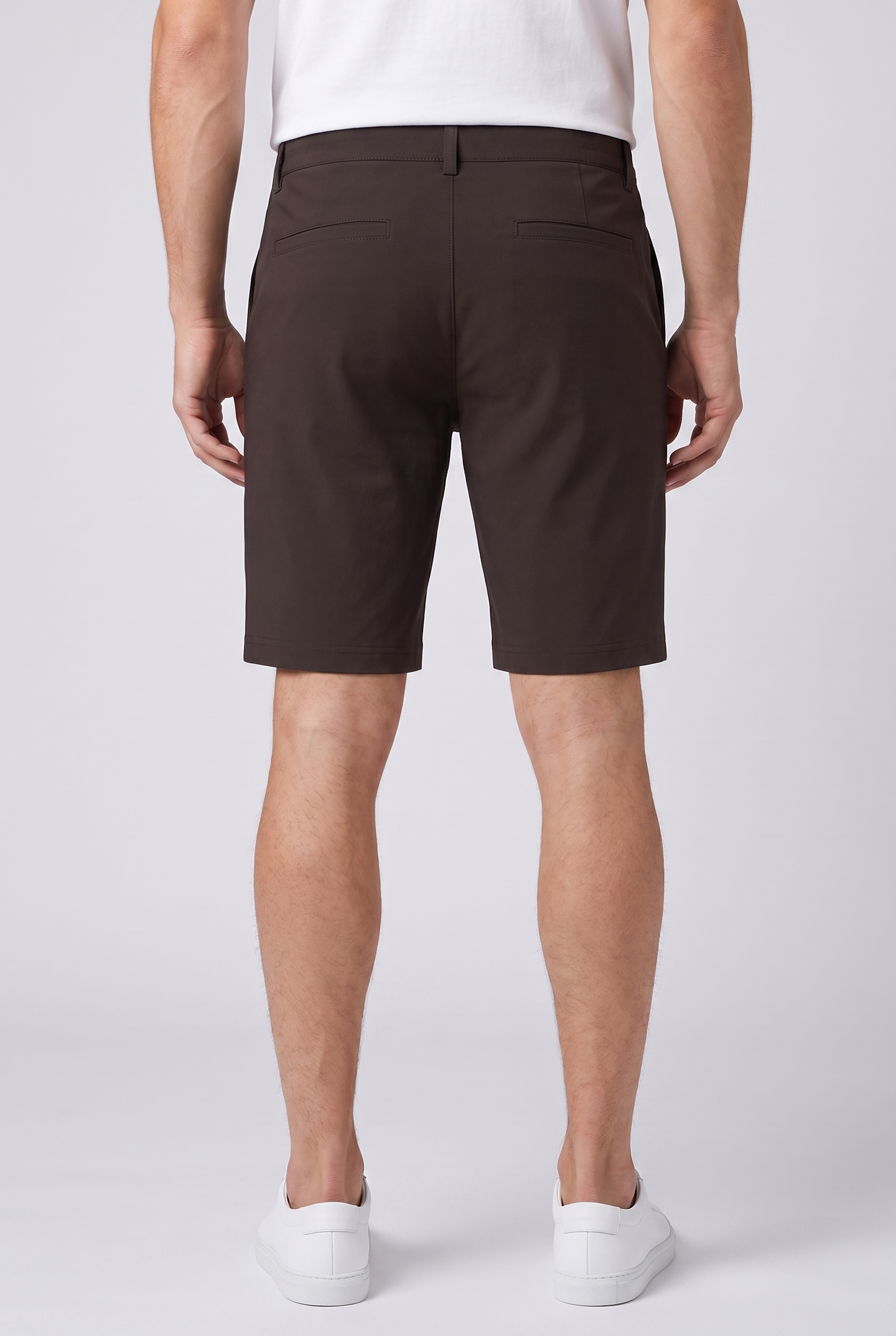 Bermuda brun espresso MONVALERE vu de dos, cadrage taille aux pieds : poches passepoilees et ourlet au genou