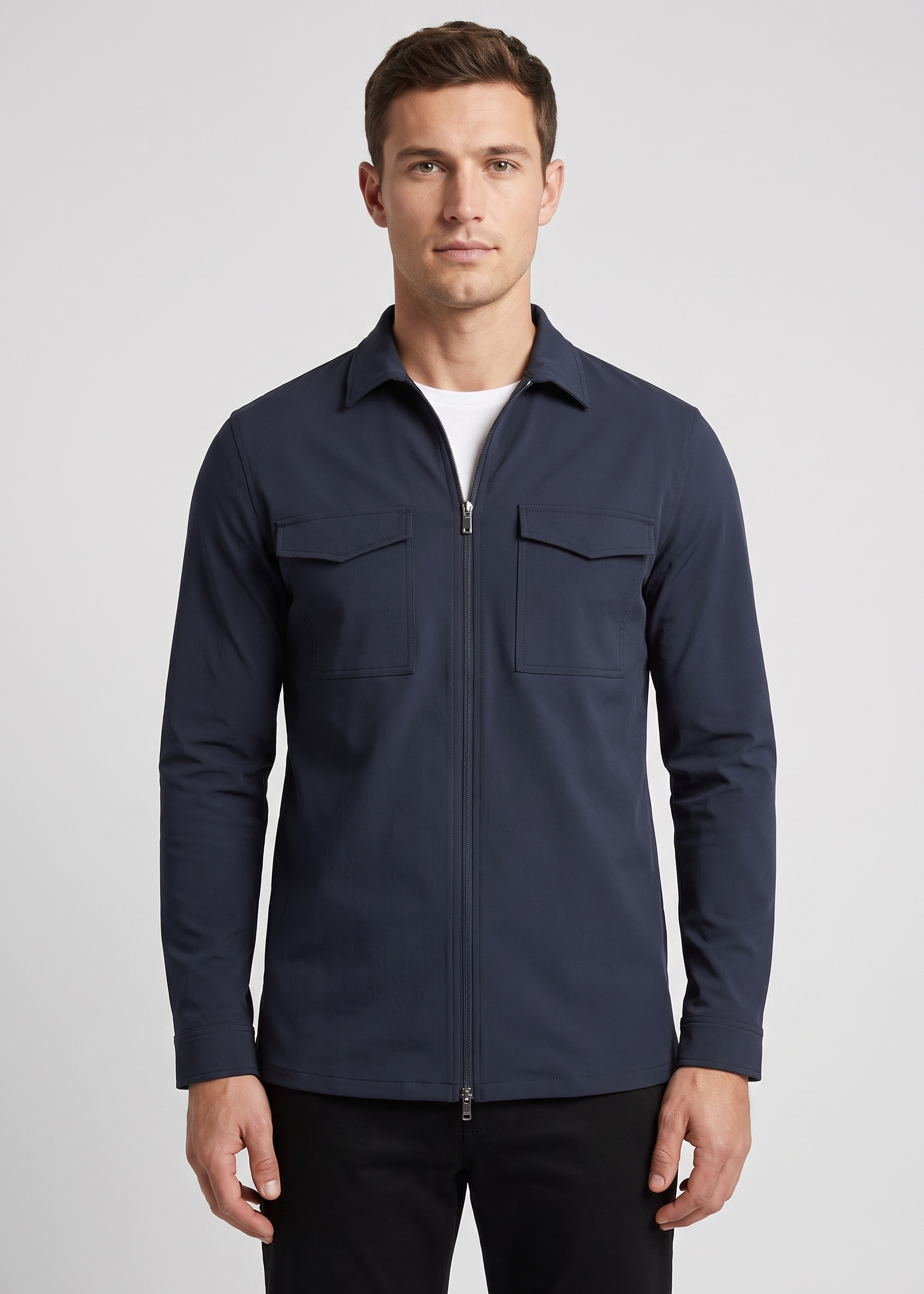 Homme portant la surchemise bleu marine MONVALERE, vue de face, cadrage mi-cuisse, fond studio gris clair