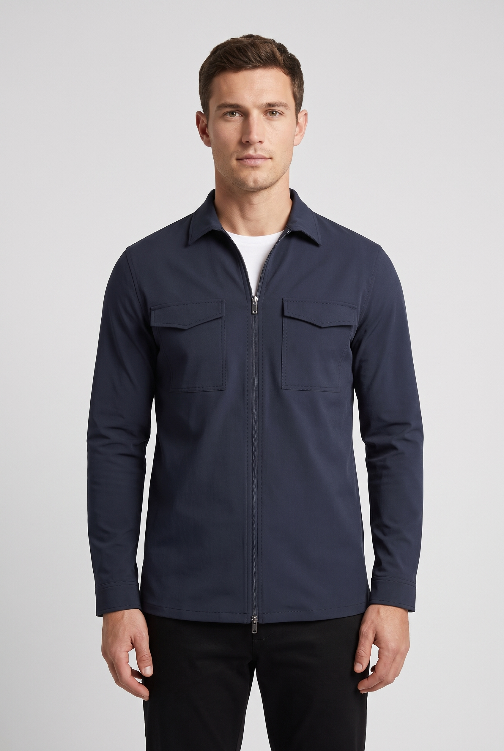 Homme portant la surchemise bleu marine MONVALERE, vue de face, cadrage mi-cuisse, fond studio gris clair