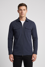 Homme portant la surchemise bleu marine MONVALERE, vue de face, cadrage mi-cuisse, fond studio gris clair