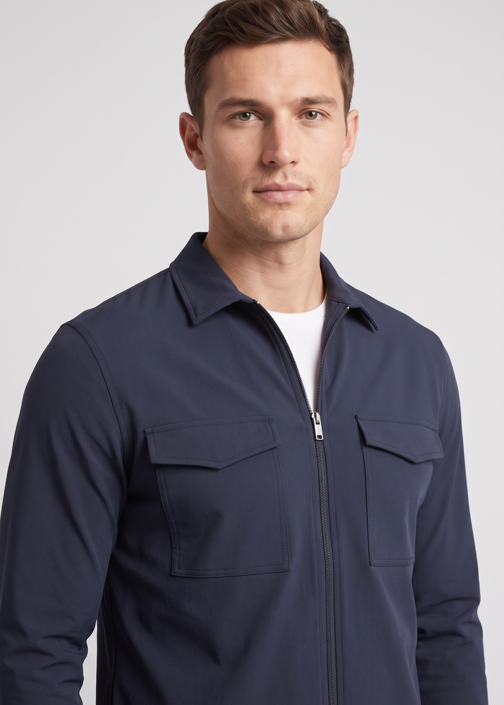 Detail de la surchemise bleu marine MONVALERE : col chemise, zip argente et poches poitrine a rabat, vue trois-quarts