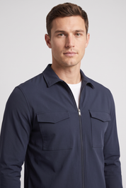 Detail de la surchemise bleu marine MONVALERE : col chemise, zip argente et poches poitrine a rabat, vue trois-quarts