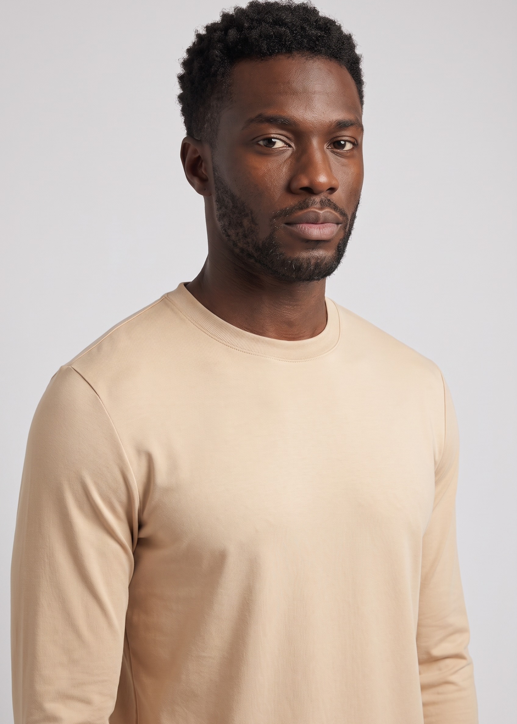 Detail du t-shirt manches longues beige MONVALERE : col rond bord-cote et couture d'epaule, vue trois-quarts