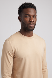 Detail du t-shirt manches longues beige MONVALERE : col rond bord-cote et couture d'epaule, vue trois-quarts