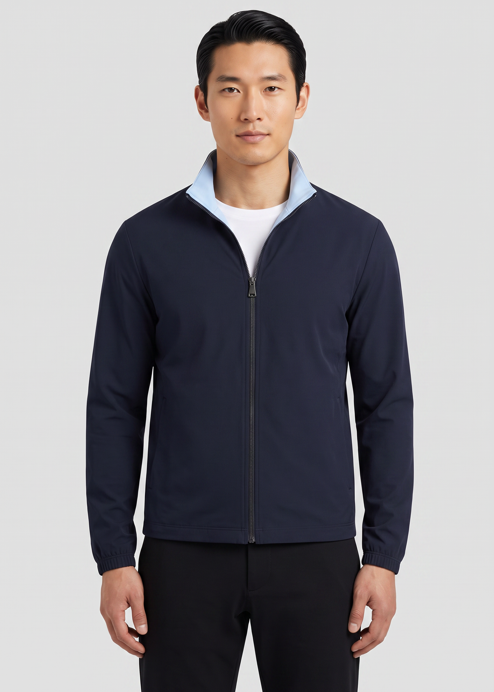 Homme portant la veste reversible bleu marine MONVALERE, vue de face, cadrage mi-cuisse, fond studio gris clair