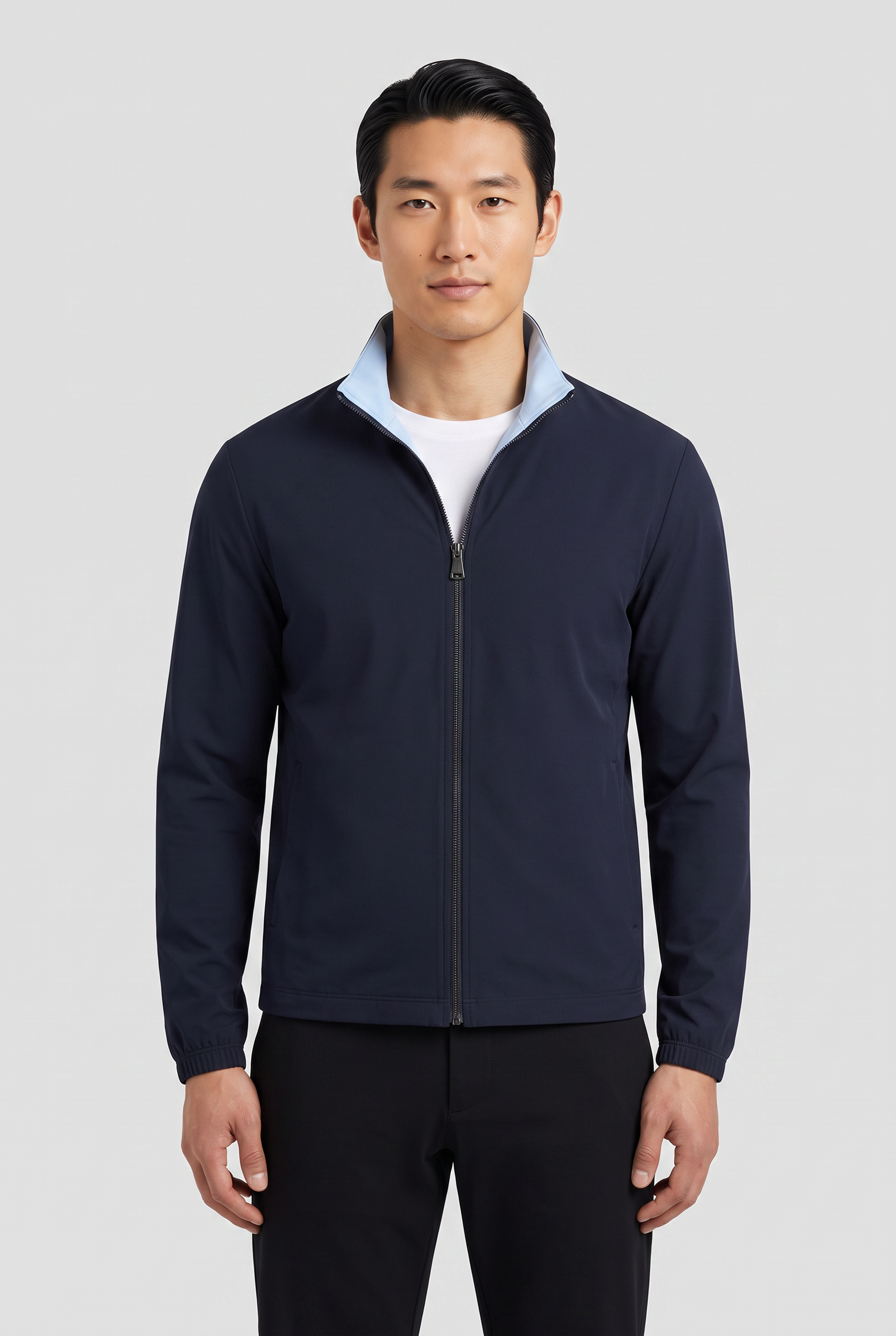 Homme portant la veste reversible bleu marine MONVALERE, vue de face, cadrage mi-cuisse, fond studio gris clair