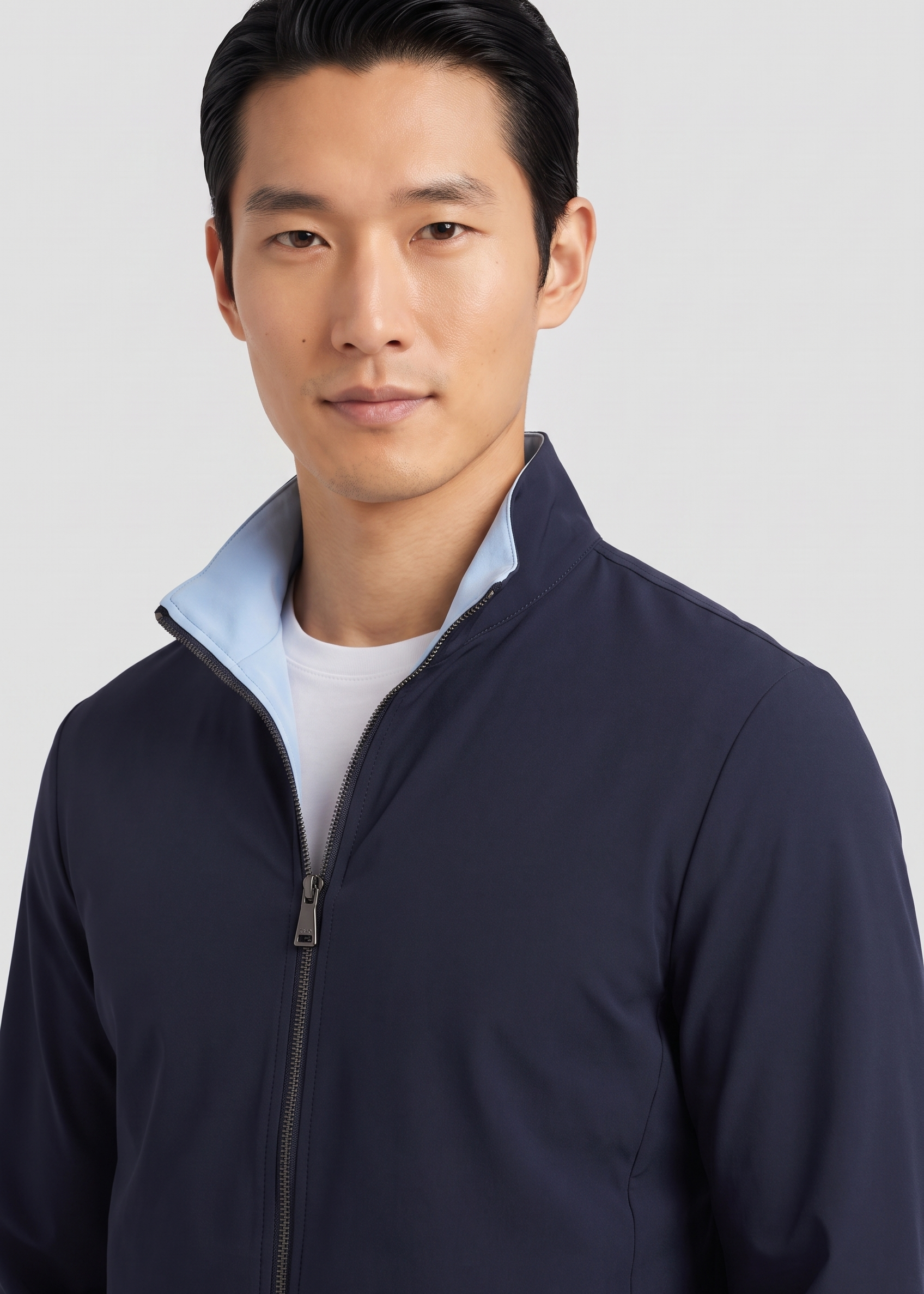 Detail de la veste bleu marine MONVALERE : col montant a doublure bleu ciel et zip gunmetal, vue trois-quarts