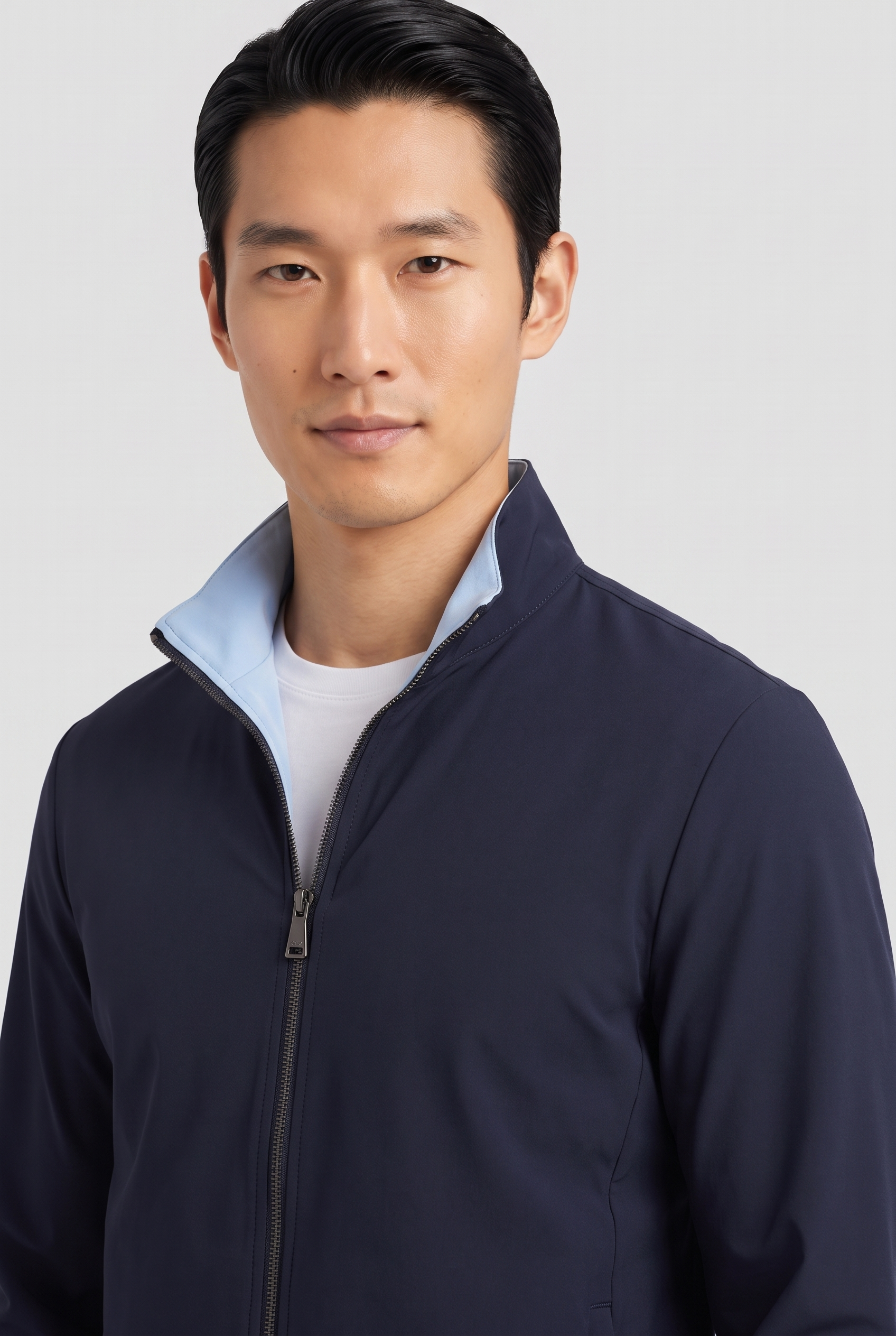Detail de la veste bleu marine MONVALERE : col montant a doublure bleu ciel et zip gunmetal, vue trois-quarts
