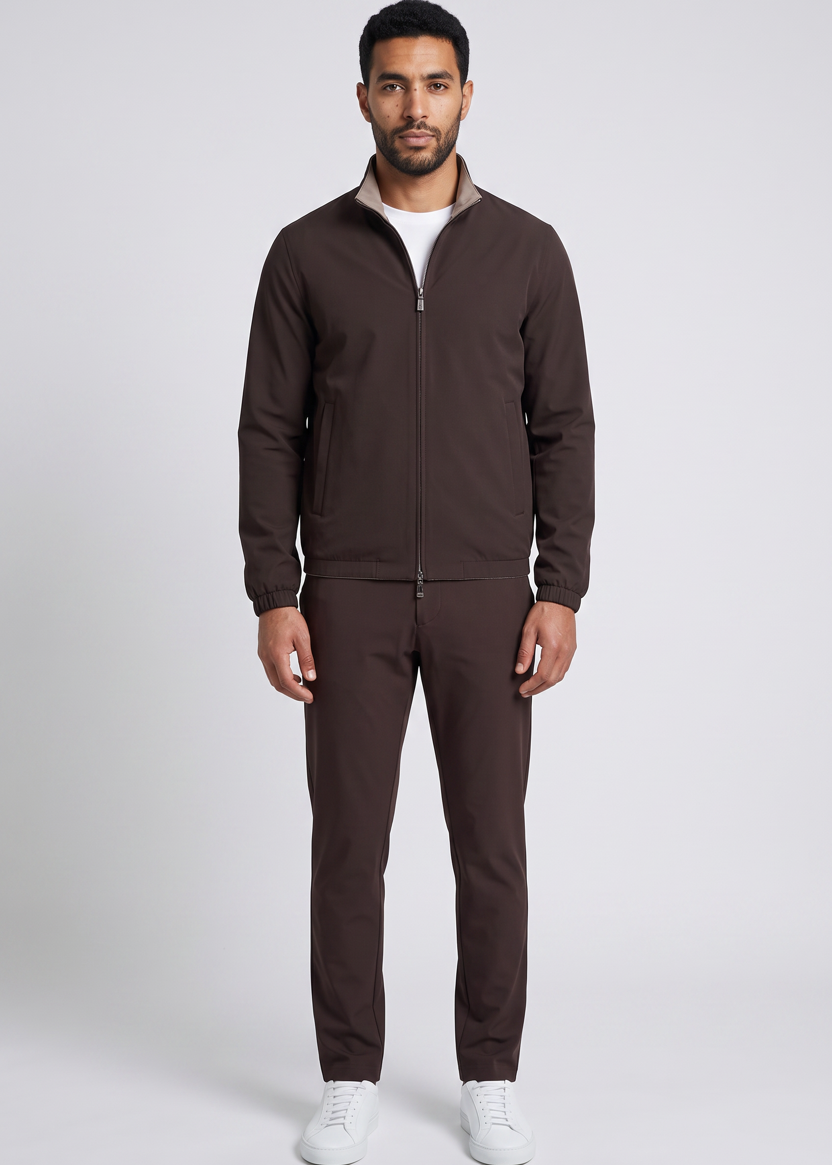 Homme portant l'ensemble veste et pantalon brun espresso MONVALERE, vue de face, plan pied, fond studio gris clair
