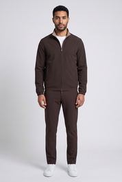 Homme portant l'ensemble veste et pantalon brun espresso MONVALERE, vue de face, plan pied, fond studio gris clair