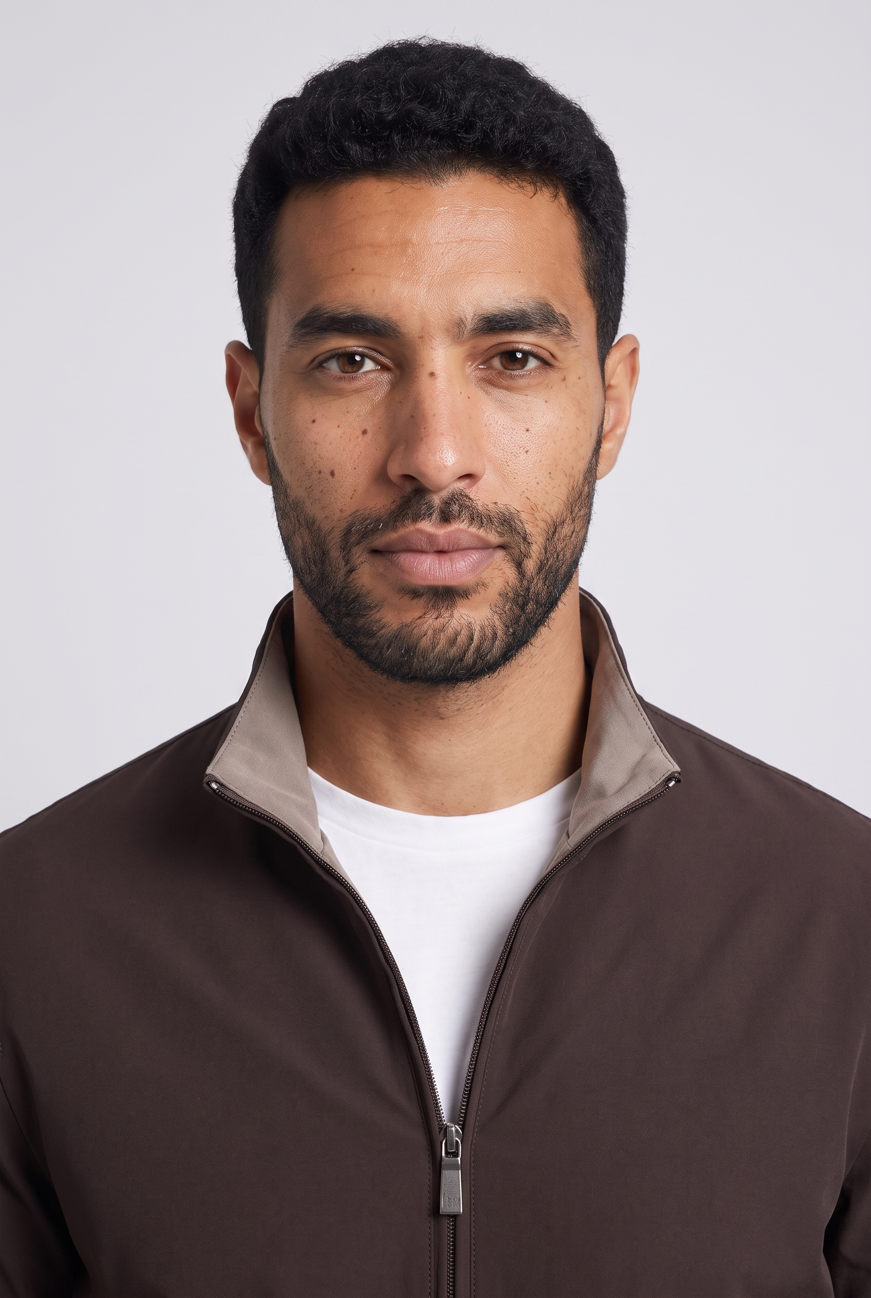 Detail de la veste brun espresso MONVALERE : col montant a doublure taupe et zip argente, vue trois-quarts