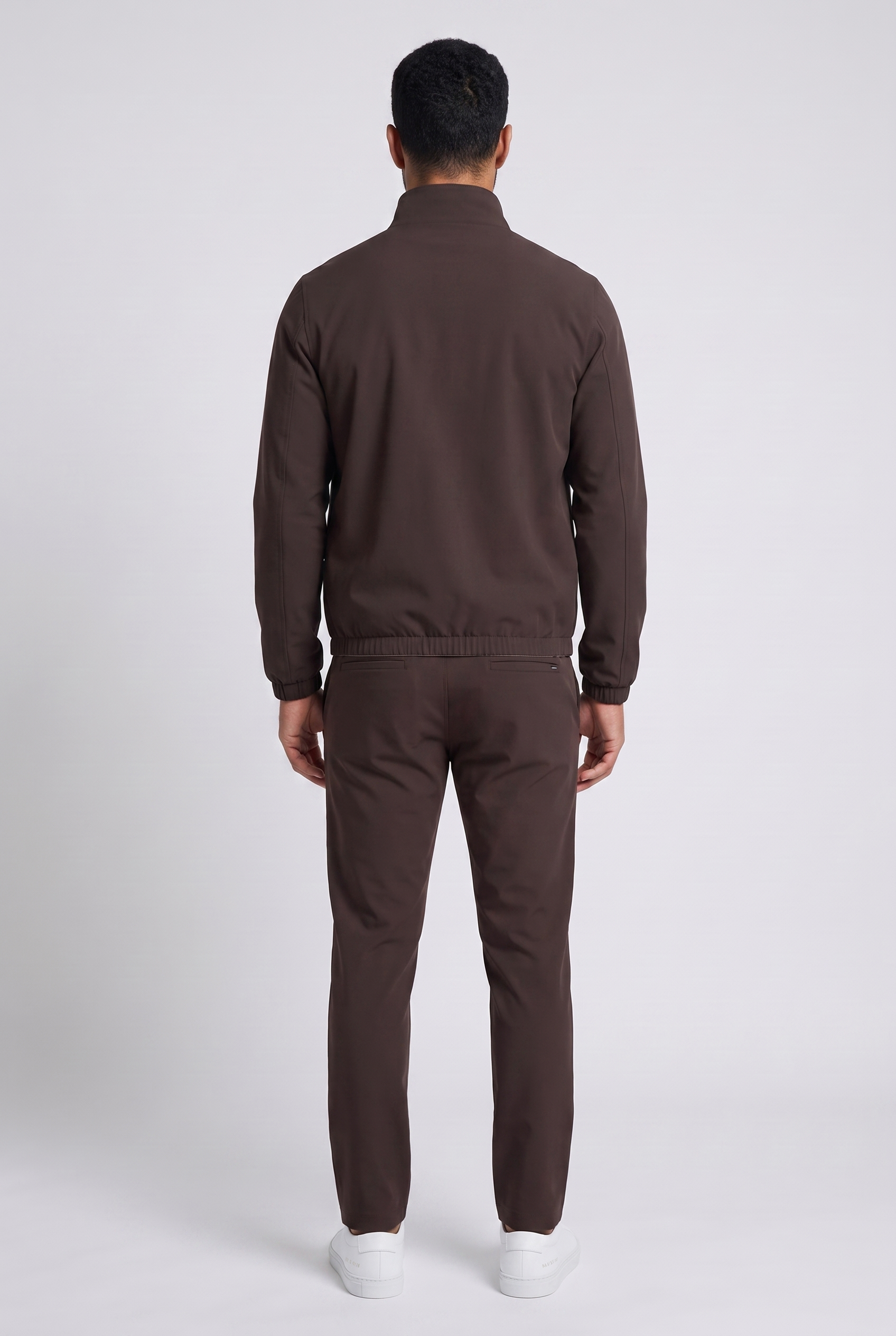 Ensemble veste et pantalon brun espresso MONVALERE vu de dos, plan pied : coupe arriere et tombee