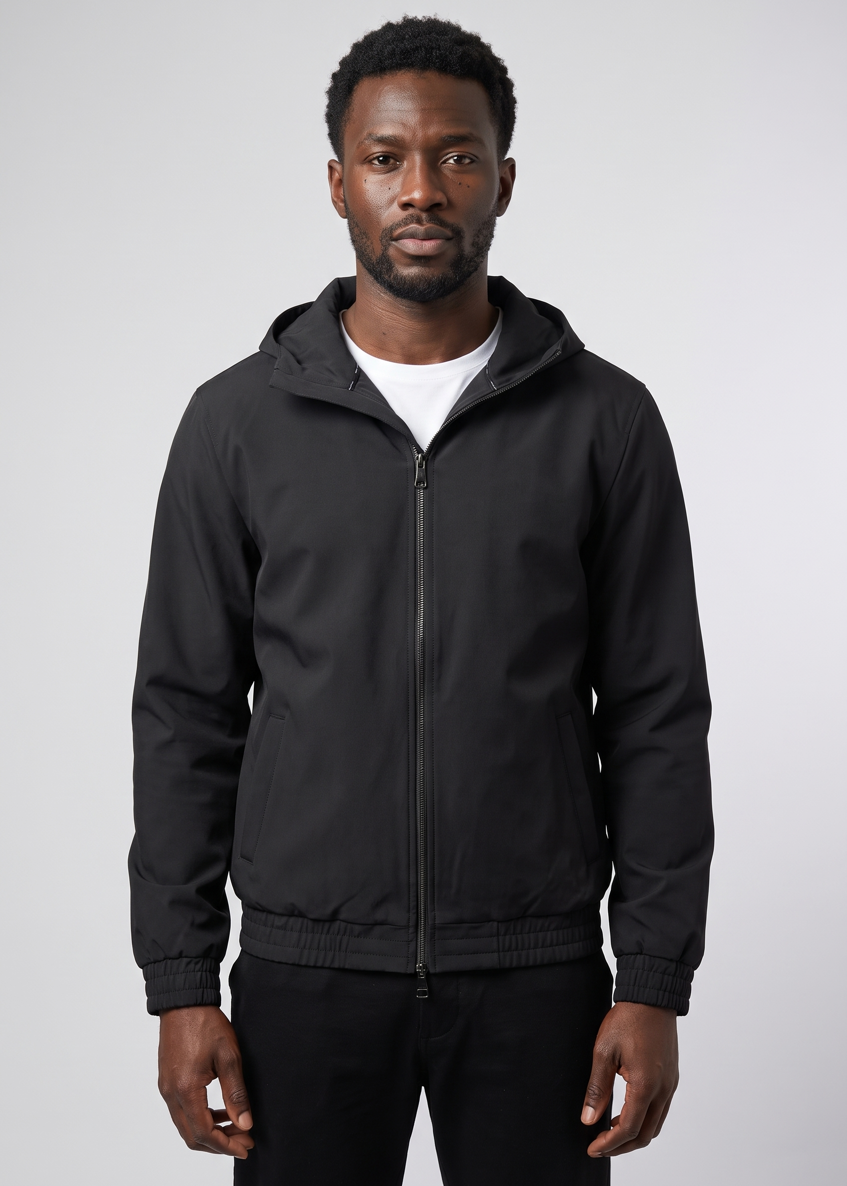 Veste a capuche noire MONVALERE portee, vue de face