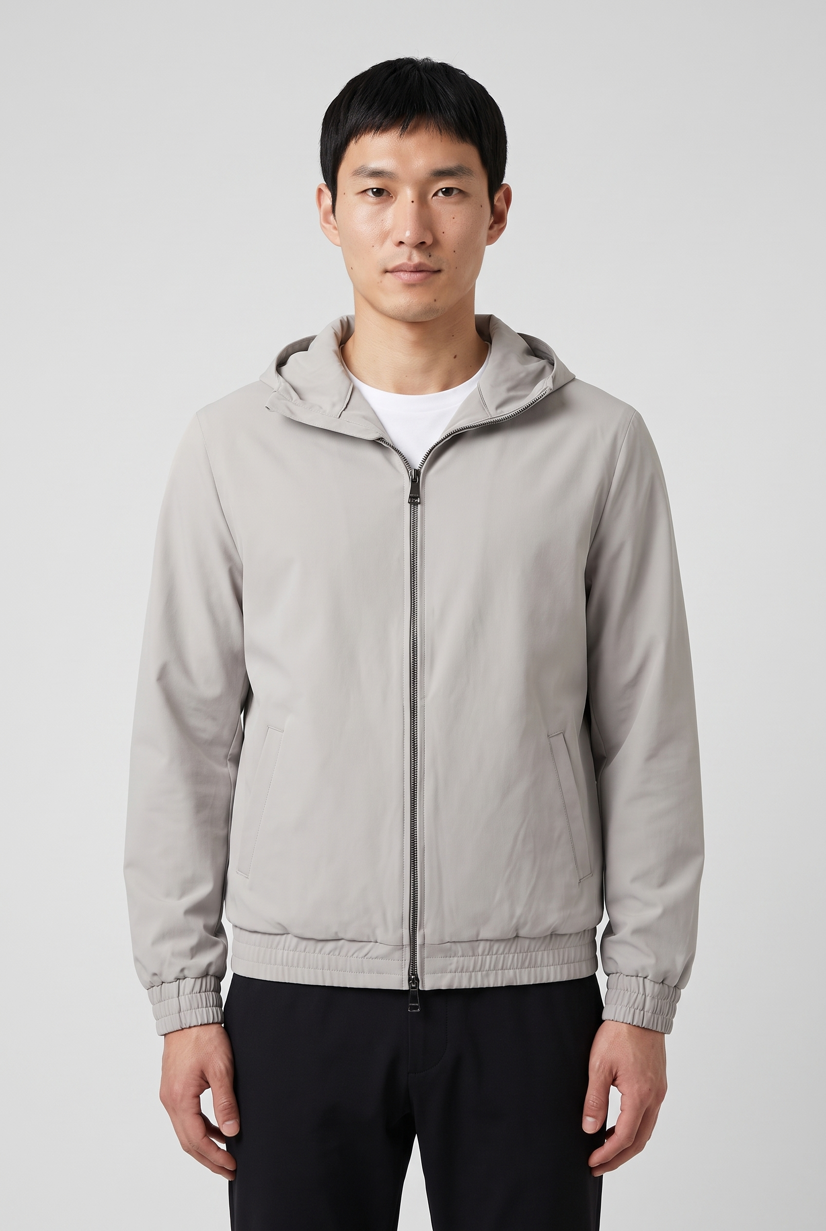 Veste a capuche gris elephant MONVALERE portee, vue de face