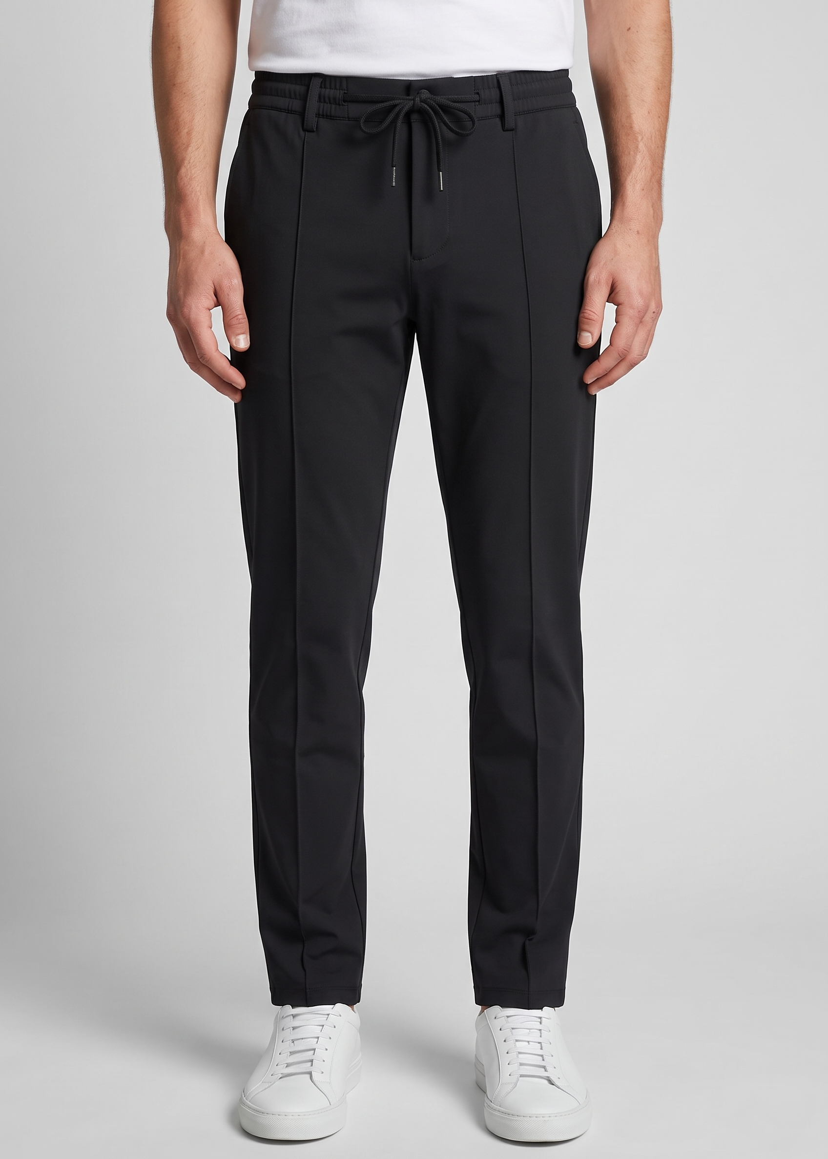Pantalon noir MONVALERE porte, vue de face, cadrage taille aux pieds
