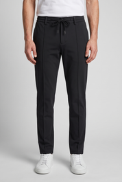 Pantalon noir MONVALERE porte, vue de face, cadrage taille aux pieds