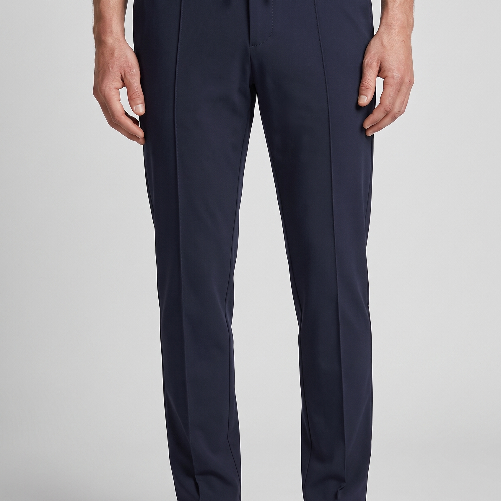 Pantalon bleu marine MONVALERE porte, vue de face, cadrage taille aux pieds