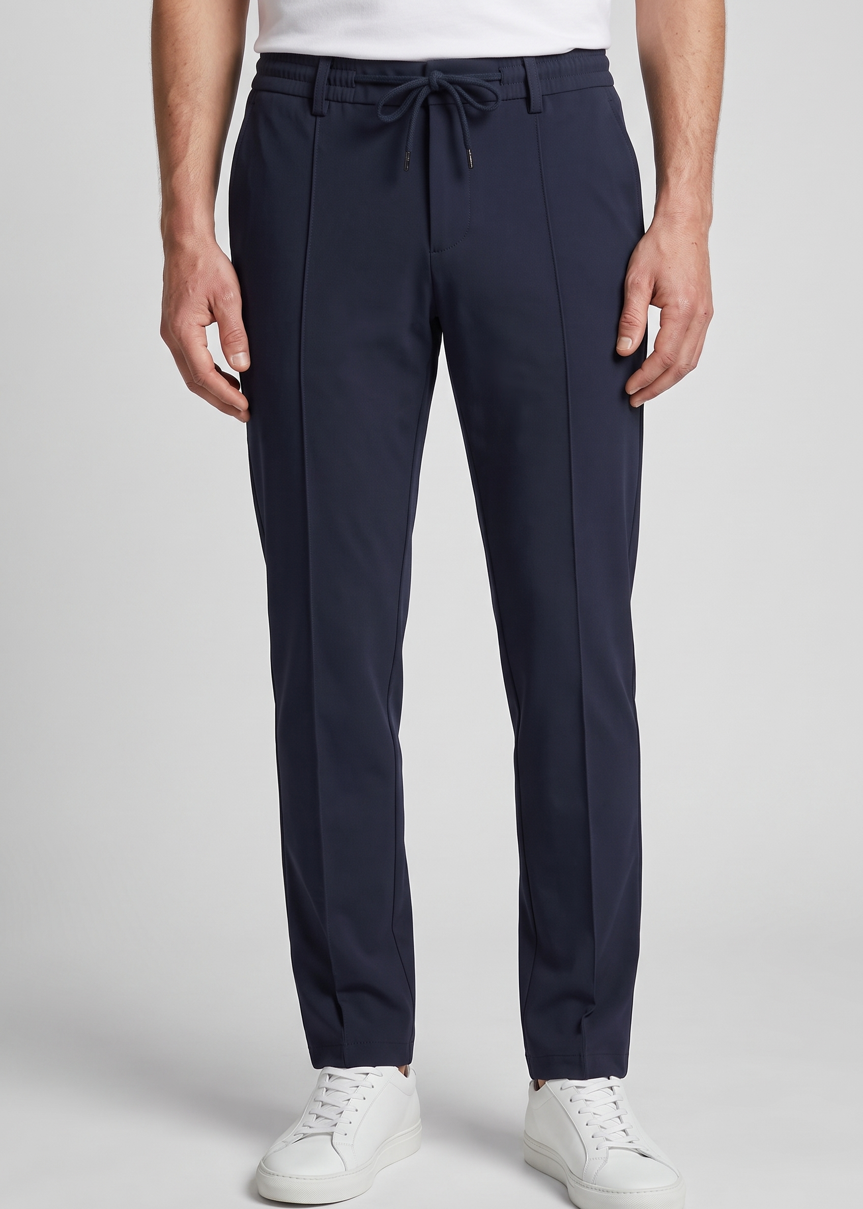 Pantalon bleu marine MONVALERE porte, vue de face, cadrage taille aux pieds