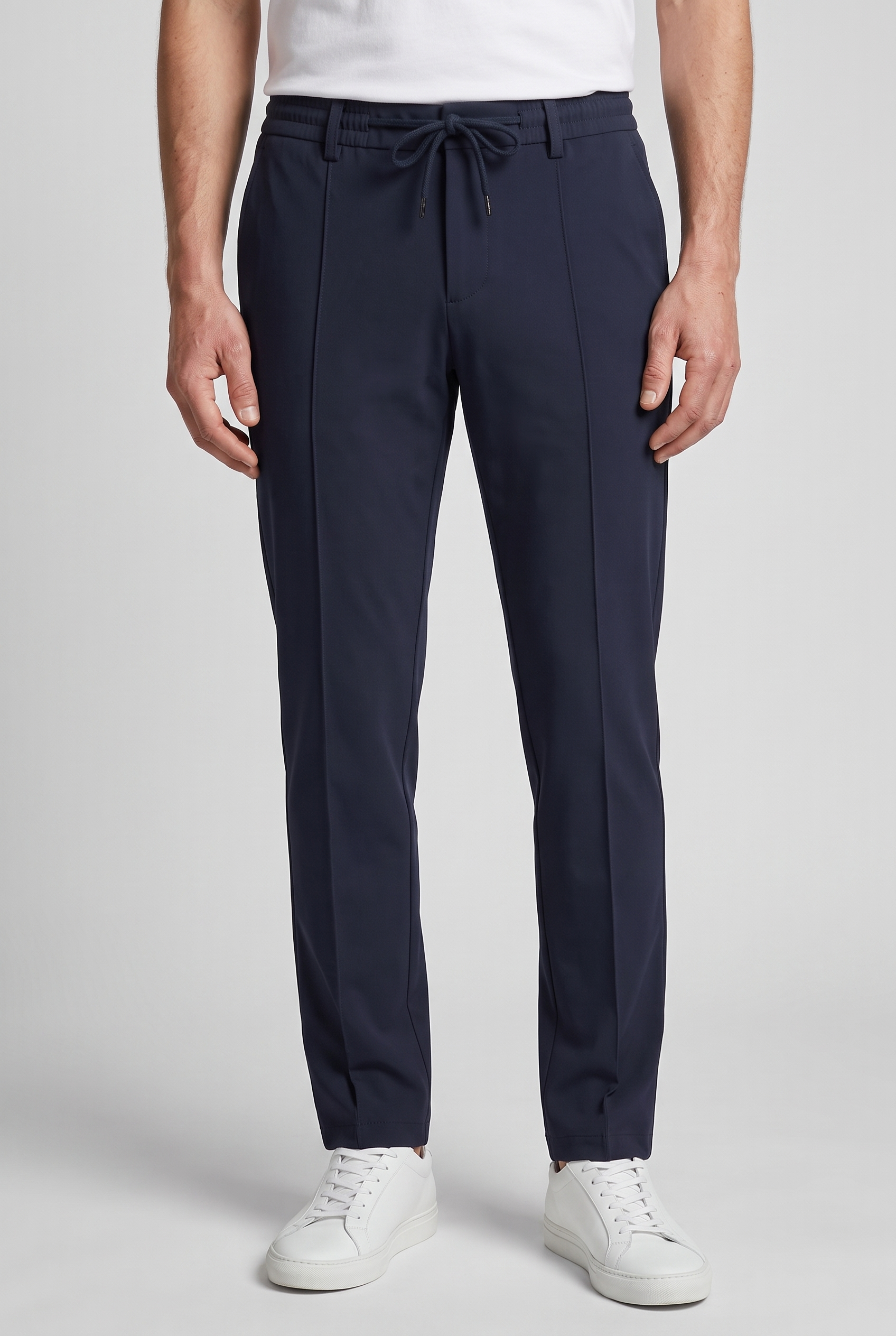 Pantalon bleu marine MONVALERE porte, vue de face, cadrage taille aux pieds