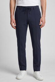 Pantalon bleu marine MONVALERE porte, vue de face, cadrage taille aux pieds