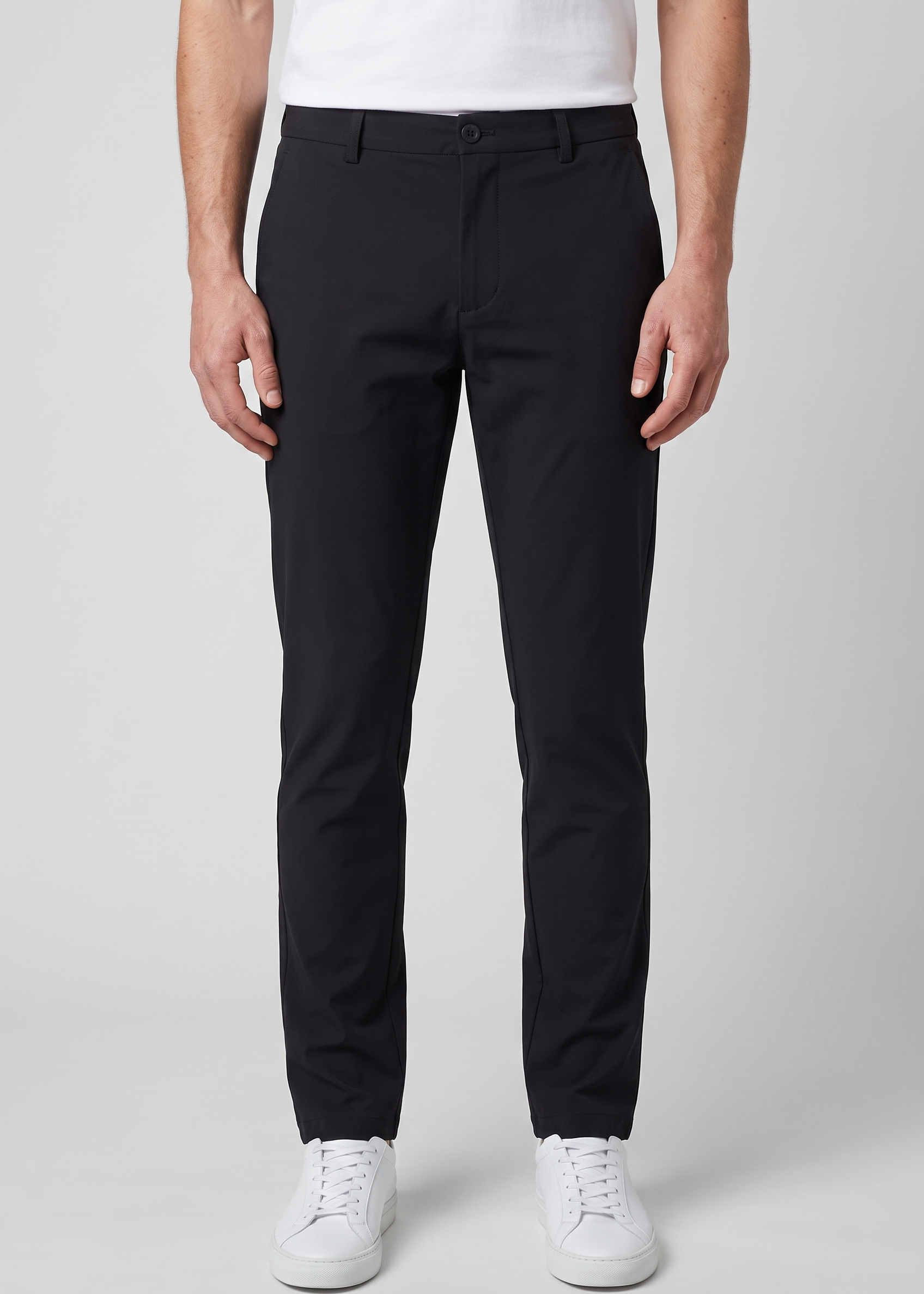 Chino noir MONVALERE porte, vue de face, cadrage taille aux pieds