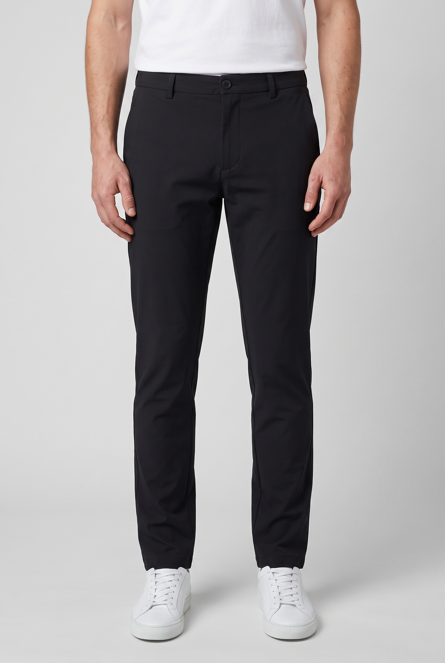 Chino noir MONVALERE porte, vue de face, cadrage taille aux pieds