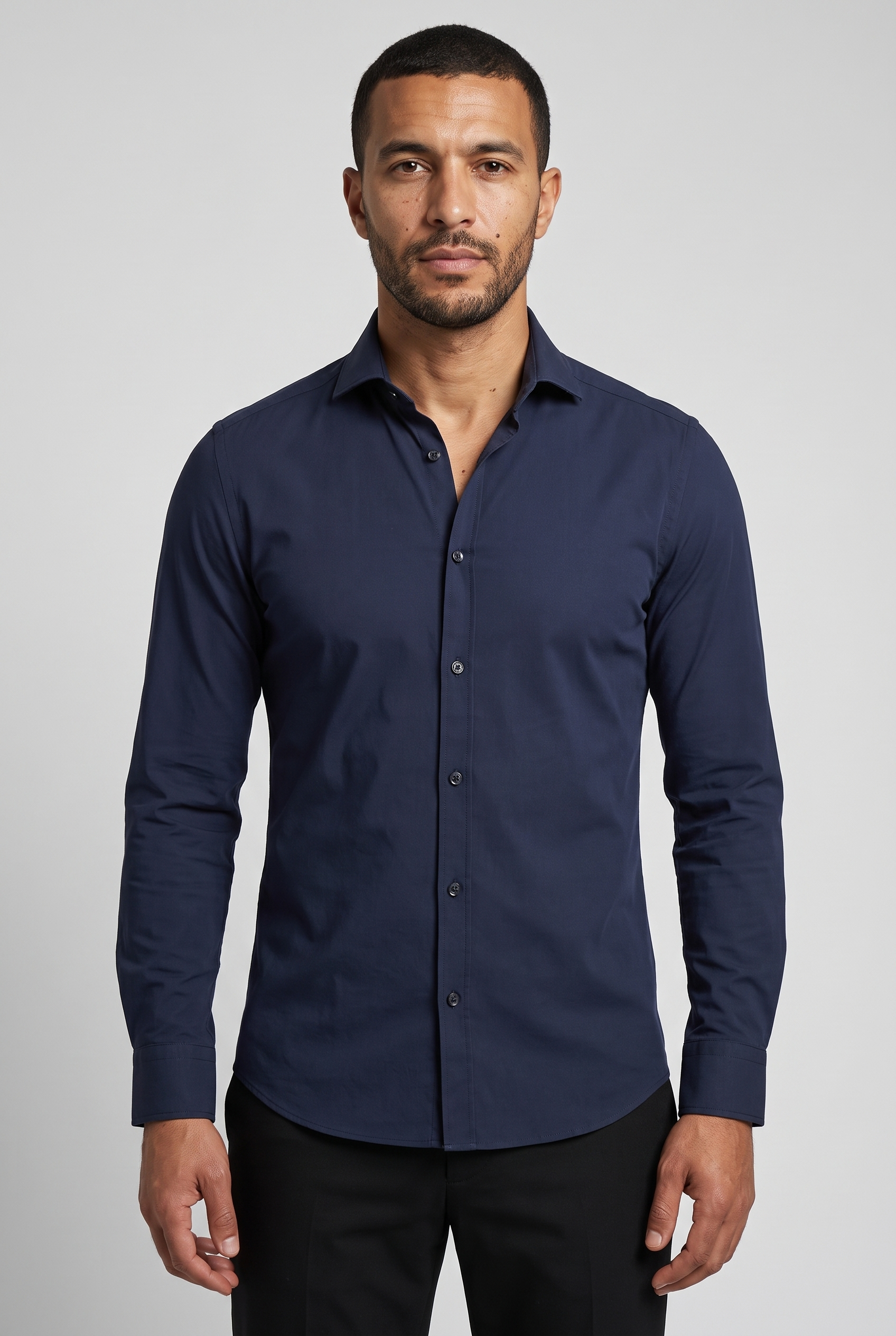 Chemise bleu marine MONVALERE portee, vue de face